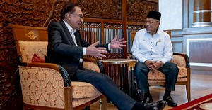 Kelantan MB paid a courtesy call on PM today | New Straits Times