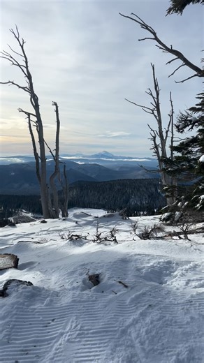The vibes were immaculate for Shooting Star’s debut today! 💫 Blue sky, light wind, great groom, and even some powder stashes… just an all-around beautiful day. A massive thank-you to our team for getting this lift and terrain open today! #mthoodmeadows #yourmountainhome #meadows #mthood #shootingstar | Mt. Hood Meadows