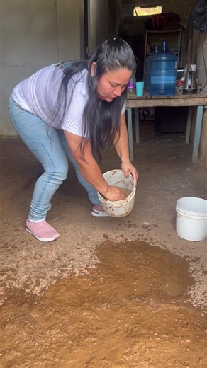 Limpieza y Pulido de Piso de Tierra para Navidad