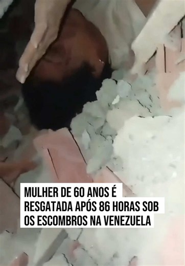 Uma mulher de 60 anos foi resgatada dos escombros após permanecer soterrada por aproximadamente 86 horas depois dos dois #terremotos consecutivos que atingiram a #Venezuela e deixaram ao menos 1.450 mortos. Imagens divulgadas pelo presidente de El Salvador, Nayib Bukele, no sábado (28/6), mostram a mulher, identificada como Belkys Josefina Barreto Garcia, acenando com os braços em meio aos escombros. Em seguida, ela aparece sendo retirada de um prédio residencial que desabou em La Guaira. Segund