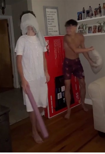 Explorando la noche en Walmart con Granny y pool noodle