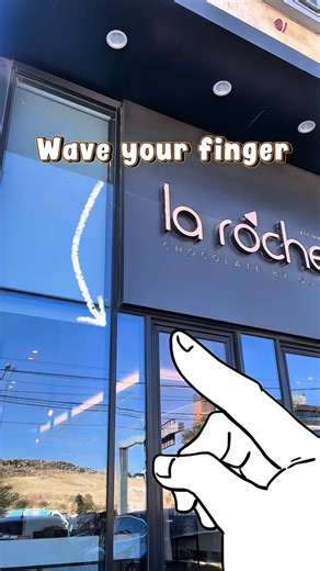 WAVE YOUR FINGER 😁🖍️💙 | La Roche Chocolate