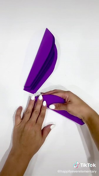 C🌼L🌼R Y🌼UR CLASS with some stunning paper flowers!! Once you get the hang of making them, they are sooo easy and fun!! Play around with the different petal tenplates, folds, and of course COLORS using @astrobrights cardstock paper to create the space of your dreams 🌈💗✨ #teachersfollowteachers #iteach #teachersoftiktok #teachertok #classroomdecor #bulletinboard #bulletinboardideas #bulletinboards #carsondellosa #classroommakeover #classroomsetup #backtoschool #decoratewithme #artteacher #tea