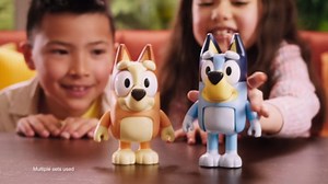 Bluey Talking Toy Chat Mates Playset, Articulated, Talking Kids Toy with 10 Iconic Phrases, Interactive Play Toys Figures Set for Kids, Ages 3+