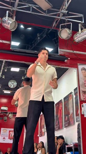 🧠✨ AQUÍ TAMBIÉN SE ENTRENA LA MENTE ✨🧠 En Milano Models no solo se camina. Se aprende a escuchar, reaccionar y expresarse con seguridad. 💬⚡️ A través de dinámicas reales, las y los alumnos desarrollan confianza, criterio y protocolo conversacional para la vida y la industria. Porque una modelo completa no solo se ve… se comunica. 🔥 📍 Milano Models 🎓 Formación integral 👥 Comunidad que forma carácter 👉 Matrículas abiertas Escríbenos por DM. #MilanoModels #FormaciónIntegral #ProtocoloConver