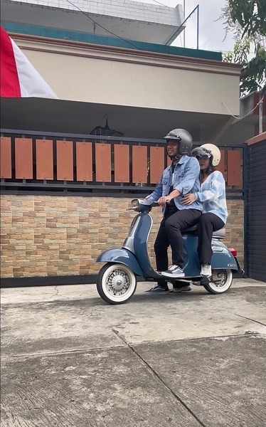 Romantic Vespa Rides with Classic Scooters | Couple Goals