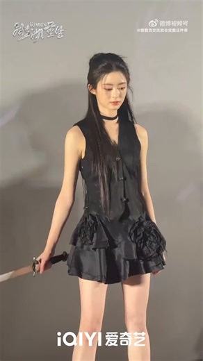Showing her swordsmanship live during the premiere of #Rebirth today 🖤#HuangYangTianTian