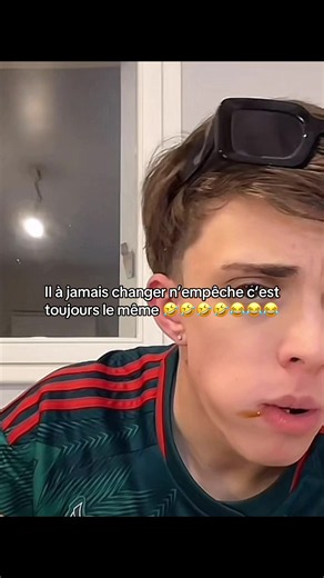 N’empêche c’est une vrai vidéo là où il commencer à retourner TikTok 😂😂🤣 #anyme #avant #tiktok #music #drole