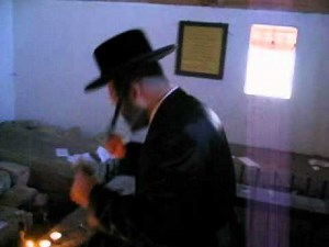 Biala Rebbe praying at grave of Holy Jew of Pshischa