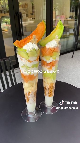 大阪で一番高いメロンパフェタワー🍈 🏠店舗名:カフェひかり 📮住所:大阪市中央区淡路町4-2-13 1階 🚃アクセス:地下鉄御堂筋線本町駅徒歩3分 🕰営業時間:9:00〜21:00 😪定休日:不定休 #大阪グルメ#大阪カフェ#japanesefood