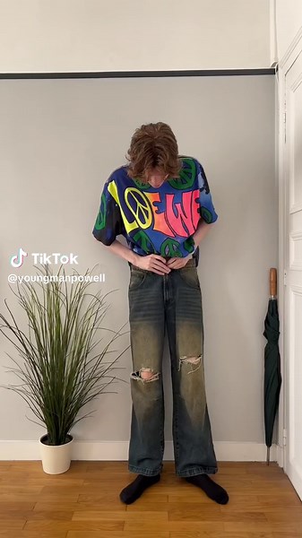 I feel that there are many ways of styling a skirt but this time i went for a more street grunge look. I know that it’s summer but this leather jacket just went too well with the skirt. How do you think i did? Would you wear this? #fyp #foryoupage #fashion #mensfashion #outfitideas