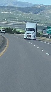 1.6M views · 6.5K reactions | What is happening here? #bigrig #semi #truck #18wheeler #diesel #freeway | Eric Dodge | Facebook