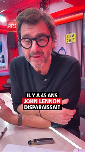 Il y a 45 ans, John Lennon disparaissait. Éric vous emmène découvrir le Dakota Building à New York, ainsi que Strawberry Fields et la mosaïque “Imagine” dans Central Park, où des milliers de fans lui rendent hommage chaque année. | RTL2