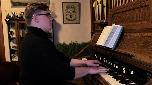 Tocando el organillo de lengüeta en la iglesia