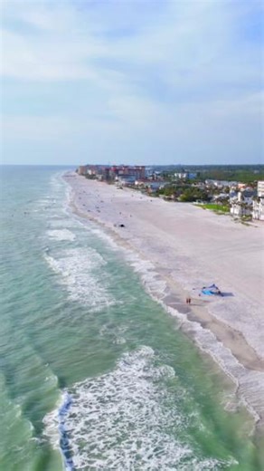This beautifully updated Gulf-front townhome in Redington Shores offers luxurious beachfront living just steps from the sand. With fresh interiors, ocean-view balconies, cozy fireplaces, and private beach access, it combines comfort, style, and convenience in a serene coastal setting. 📍17960 Gulf Boulevard 225 | Tampa 🛌 5 Bed | 4 Bath | 2,760 SF 🧡 Listed By: Kristen Arseneau Click the link below to learn more. https://www.smithandassociates.com/listing/17960-gulf-boulevard-225-redington-shore