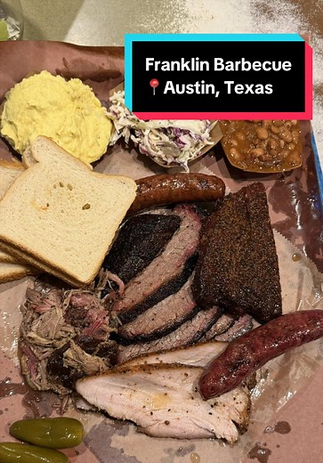 Franklin Barbecue, Austin, Texas! 🇺🇸 🥩 Llevaba muchos años soñando con venir a este lugar, y puede ser que tener tantas expectativas me haya arruinado un poco la experiencia. Este lugar lo dejamos al final pensando que era el mejor, el cerrar con broche de oro, pero me gustaron mucho más otros lugares. Siento que le echan más ganas a toda la experiencia, el brisket de aquí si es algo impresionante, pero todo lo demás, los sides, los postres, siento que no vale la pena el llegar a las 6am, cre