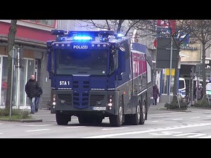 Sonderfahrzeuge der Polizei auf Einsatzfahrt