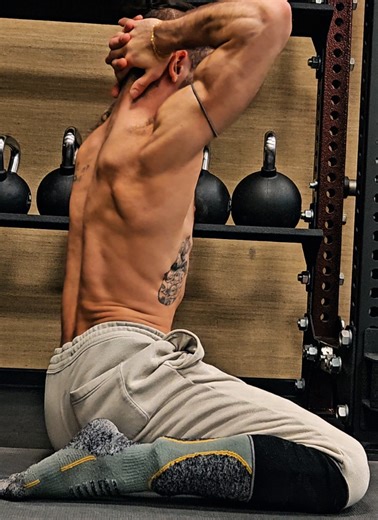 🔥 The Nr. 1 Hip Mobility Move: 90/90 switch The 90/90 switch is probably the nr. 1 hip mobility exercise. It combines the foundational mobility necessary for a deep squat, with internal and external hip rotation - and combines strength, control & coordination, with flexibility withing a single movement pattern. The epitome of peak efficiency. And best of all, it's absolutely free, just like the rest of this channel - so be sure to check it out for more calisthenics, mobility, lifting, motivatio