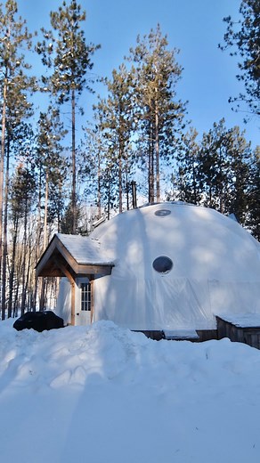 Luxury Dome Glamping in Ontario⛺️ @glenorofarm has really elevated the glamping game with their dome homes. We stayed in the Galaxy Gazer dome for 2 nights, it was filled with all of the essentials, a fully operating bathroom and a full kitchen. The farm has so much to offer like the horseback riding, skating rink and sauna/cold plunge. It’s the perfect way to disconnect from your busy life in the city and escaped to a snow covered oasis. 📍 @glenorofarm • Northern Ontario #datenightideas #domeh