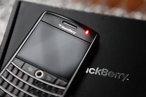 How to Troubleshoot a Flashing Red Light on a Blackberry | Techwalla