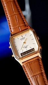 Casio AQ-230EGL-9ADF Video real hecho por nosotros ✨ #relojesgolden Diseño retro clásico que nunca pasa de moda. Este Casio combina una elegante caja dorada con correa de cuero café, logrando un estilo sofisticado, ligero y muy cómodo para el uso diario. 🕰️ Formato doble (analógico digital): Visualiza la hora de forma clásica y digital al mismo tiempo, con funciones prácticas que aportan versatilidad sin perder elegancia. ✅ Funciones prácticas: Alarma, cronómetro y calendario integrados para el
