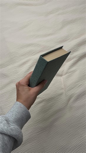 Laura - Bookstagram ㅤᵕ̈ on Instagram: "Uuuund??🥹👉🏼👈🏼🫧 #bookbinding #buchbinden #books #buecherbinden #diy #craft #bookbindings #buchliebe"