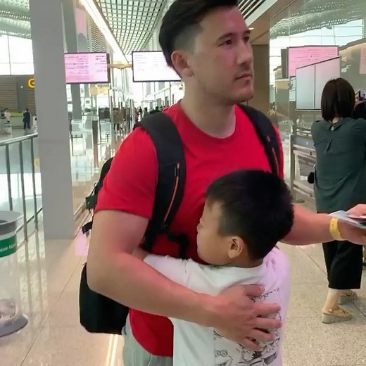(I’M NOT MARK!) Just A Fan on Instagram: "Another video of Mark and his cousin. It’s so cute how he doesn’t want to let him go. 🥰🥺 Mark’s face at the end is completely priceless 😂 @markiplier Video from @realmomiplier #markiplier #markedwardfischbach #markfischbach #youtube #family #southkorea"