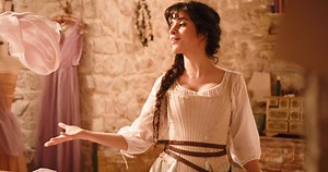 L'histoire de Cendrillon inspire encore et toujours. Camila Cabello, Pierce Brosnan, James Corden... Peuplé de personnalités, la nouvelle adaptation du conte se dévoile dans une bande-annonce musicale et haute en couleur. À découvrir le 3 septembre sur Amazon Prime Video. | Vanity Fair France