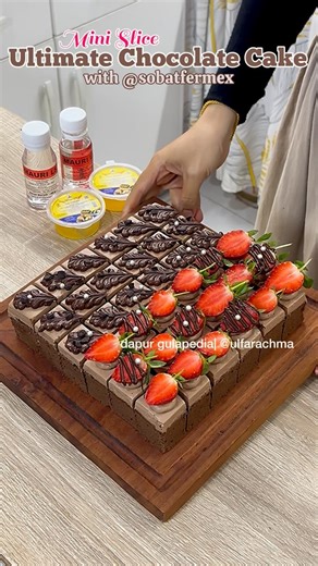 Ulfa Rachma - Dapur Gulapedia on Instagram: "Penggemar coklat bakal suka sih dgn cake ini. Dari cake hingga frostingnya semua nyoklat. Untuk base cakenya sendiri aku memilih metode yg mudah dan ekonomis tapi hasilnya padat, namun ttp lembut, dan berpori kecil dengan metode all in one tanpa menggunakan banyak kuning telur. Cocok banget untuk dijadikan basecake untuk cake hias, slice cake, atau mini cake Thailand yang lagi viral. Rahasia untuk mendapatkan adonan yang kokoh, lembut, dan dapat menge