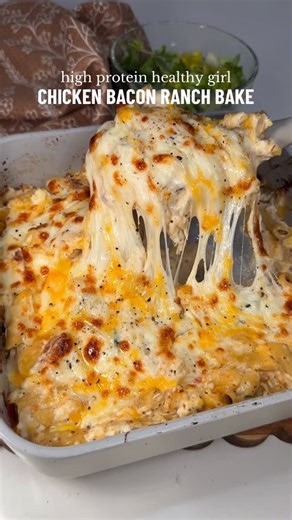 MaKayla Thomas on Instagram: "immediately yes, high protein meal you can eat WITH your picky fam (and still reach your goals) 🫱🏼‍🫲🏽 mindful serving of this with a big green side salad is the perfect dinner for me ❤️‍🔥 From my FIT & FED cookbook! If you want results without restriction— my cookbooks + plans are for you 🫡 available at makaylathomas. com #dinnerideas #healthymeals #mealideas #quickmeals #wintermeals"