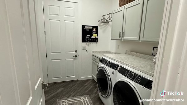 Beautiful remodeled home in Fountain Hills with mountain views!!