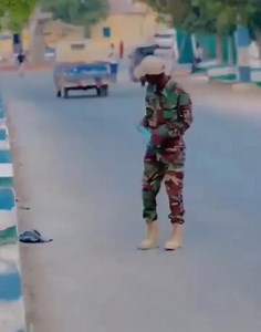 Waxaan diiwaanka taariikhda ku qoran in reer Puntland ay kaalin horumuudnimo ku lahaayeen xornimadii dalka, SYL iyo calanka soomaaliyeed. Tusaalaha ugu wanaagsan waa Halyeey Muuro iyo Halyeey Cawaale Liibaan. In maanta Puntland dhexdeeda calankii soomaaliyeed sidaan loogu galo damiir ahaan dad aqbalaya kolayba anigu kuma ogi. Waxaan is waydiinayaa oo aan sugi la'ahay tallaabada ay dowladda Puntland, laamaha amniga iyo shacabka Puntland ay wiilkaas mujrimka ah ka qaadi doonaan. Waxa uu daalimkaan