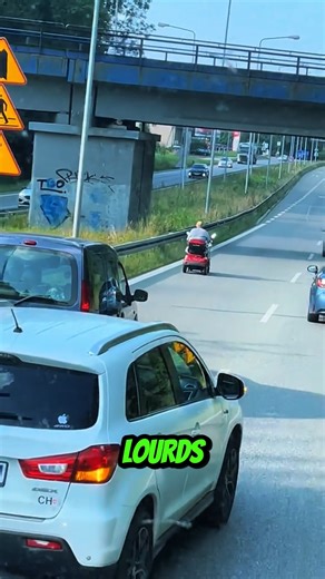 quand un scooter pmr devient le maître d'une route à grande circulation #Peugeot #voitureoccasion #dashcam #autoroute | Viral Supercar