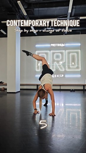 Аня Петропольская on Instagram: "CONTEMPORARY TUTORIAL: one combo + change of focus TIP 💡By doing the same combo facing different angles you don't get used to one direction. That improves your memory and understanding of the space #tutorial #dancetechnique #education #contemporarydance"