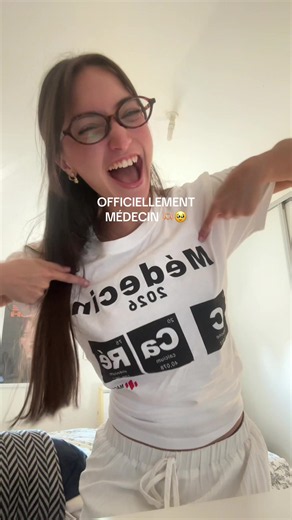 Nous avons eu nos résultats d’ECOS cette après-midi. J’ai validé le concours de l’internat. Je suis donc officiellement médecin. J’ai validé et j’ai gagné des places, c’est tout ce que je souhaitais. Je voulais vous tenir informer car vous avez toujours été présent depuis le début. Merci pour tout. J’espère que pour ceux qui ont passé les ECOS, vous êtes contents de vos résultats. Ceux en révisions je vous souhaite beaucoup de courage. On en voit le bout. Je vous promet. Accrochez-vous. Merci en