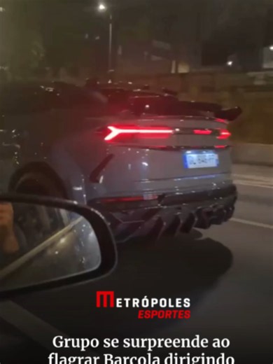 O que você faria se encontrasse um astro do seu clube dirigindo pelas ruas? Um grupo filmava uma Lamborghini Urus quando foi surpreendido por Bradley Barcola, atacante do PSG. Ao perceberem que se tratava do atacante, eles gritaram e fizeram festa. Vídeo: reprodução #Barcola #PSG #Paris