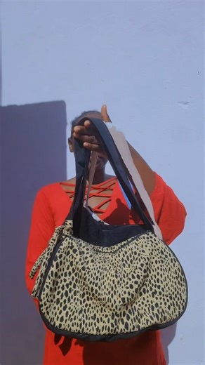 Mellah♡ on Instagram: "DIY SHOULDER BAGS😚💙🤎🖤 #fashion #design #handmade #diy #shoulderbags"