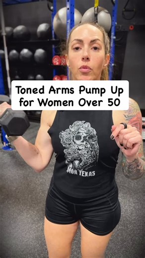 Toned arms are the accessory of the season & here’s a little trick to get an extra pump 💪🏼 When you’re a woman over 50, having more muscle isn’t just a status symbol, it’s a critical part of your longevity healthspan, But sometimes we gotta flex on them cute lil 20-somethings😎 🩵Coach Vicki #coachingforwomen #over50fitness #over40fitness #menopausefitness #genx #tonedarms | Vicki DeMark
