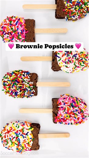 How cute are these Brownie Popsicles?! 😍 They're also easy to make! Simply prepare a box of brownie mix, cut them into rectangles, dip in melted chocolate, top with sprinkles and add a stick. This is a fun treat to serve at summer cookouts or a birthday party! #brownies #popsicles #funfoodforkids #birthdaypartyideas | The Soccer Mom Blog - Positive Inspiration for Moms