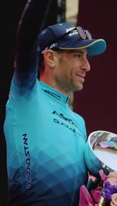 🔊 Sound on! It’s Vincenzo Nibali, who steps up on the podium of the Giro d’Italia for the last time in his career with Trofeo Bonacossa! Giro d'Italia Vincenzo Nibali #Giro #AstanaQazaqstanTeam | XDS Astana Team