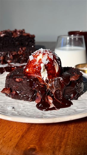 Kiley O'Donnell on Instagram: "i mean…is there any better way to kick off the new year than with this brown butter hot fudge brownie loaf?? i think not 😌 for all of my chocolate lovers — served warm with a scoop of vanilla ice cream, a drizzle of the homemade hot fudge sauce (oof, it’s so good), and a sprinkle of flaky sea salt…it’s perfect for a cozy winter evening at home 🍫 the full recipe is up on my blog at wellmadebykiley.com OR you can comment ‘BROWNIE’ to get the recipe link sent straig