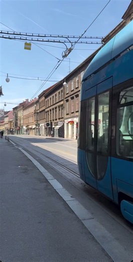 Zagreb je glavni i najveći grad u Hrvatskoj. Poznat je po svojoj povijesnoj jezgri i znamenitostima poput Crkva sv. Marka i Zagrebačke katedrale. Grad nudi brojne muzeje, parkove i živu kafićku kulturu. Posjetitelji mogu očekivati spoj povijesti, kulture i moderne gradske atmosfere. Zagreb is the capital and largest city in Croatia. It is known for its historic center and landmarks such as St. Mark’s Church and Zagreb Cathedral. The city offers many museums, parks, and a lively café culture. Vis