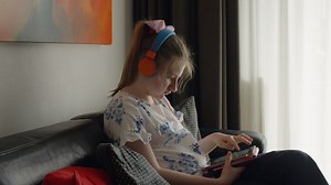 80K views · 283 reactions | Myrthe (11) heeft autisme. Het gaat nu goed met haar. Maar haar ouders zaten lang in onzekerheid over wat er met Myrthe aan de hand was. “Wij zagen dat onze dochter ‘anders’ was, maar kregen te horen dat ze gewoon lui was.” Ben jij ouder van een kind met autisme en wil je ons vertellen over jouw zoektocht naar de juiste zorg voor jouw kind? | Pointer (KRO-NCRV) | Facebook