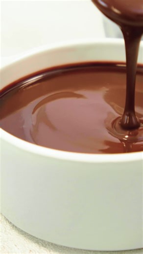 Ganache 📌 Rezept zum Speichern Dieses Ganache Grundrezept kannst du als Tortenüberzug verwendet werden. 😋 Cremig aufgeschlagen, kann du sie perfekt auftragen. 😍 Doch nicht nur als Überzug ist sie ein Hit: Auch als Füllung passt sie perfekt. 🤤👌 ZUTATEN MIT WEISSER SCHOKOLADE 200 g Sahne 400 g weiße Schokolade MIT VOLLMILCHSCHOKOLADE 200 g Sahne 300 g Vollmilchschokolade MIT ZARTBITTERSCHOKOLADE 200 g Sahne 200 g Zartbitterschokolade ZUBEREITUNG 1. Schritt Beliebige Schokolade hacken, beispie
