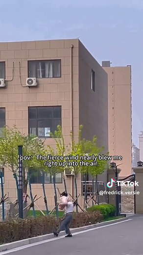 Strong Wind Outside: High Wind Gusts & Dangerous Weather