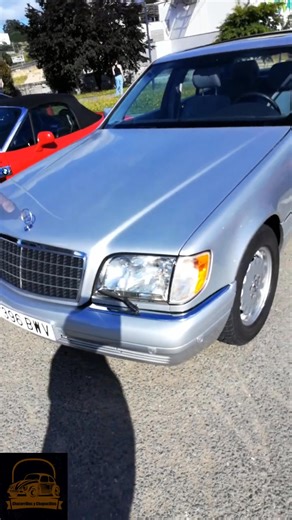 Mercedes-Benz W140 300 TD, el último gran diésel clásico de la Clase S El Mercedes W140 300 TD es una de las versiones más equilibradas y apreciadas de la mítica Clase S de los años noventa. Equipado con el motor diésel de seis cilindros en línea y tres litros, destacó por su suavidad, fiabilidad y capacidad para recorrer cientos de miles de kilómetros sin esfuerzo. Este modelo combinaba el lujo y la solidez legendaria del W140 con un consumo contenido para su tamaño, convirtiéndose en una opció