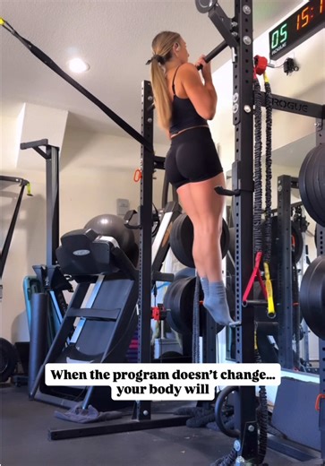 Body composition doesn’t change from random workouts or constantly switching plans. It changes when your body is given a clear signal to adapt. Utilizing progressive overload means: • gradually increasing load, reps, tempo, or control • repeating key movement patterns long enough to get stronger • tracking progress instead of guessing • training with intention When the stimulus stays consistent, your body can: ✔️ build muscle ✔️ improve shape ✔️ increase strength ✔️ raise metabolism Random worko