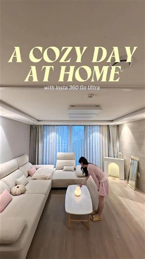 lilyforêt 릴리포레 on Instagram: "집순이 브이로그 찍는법 📷 @insta360kr Stay at home with me🏠@insta360 [link in bio] 집에 있는 것을 제일 좋아하는 릴리포레입니다 😎 아이폰 한대로 버티다 얼마전 새로 들인 쪼꼬미 카메라 데리고 왔는데, 악세사리 덕분에 요리조리 사용하기가 좋아서 정리해두어요👇🏻 Insta 360 Go Ultra • 스티키 탭 : 천장에 붙여쓸 때 • 카메라 바디 : 자석 내장이라 금속 어디든 착착 • 마그네틱 팬던트 : 목걸이 형태로 핸즈프리 사용 • 피벗스탠드 : 흡착형식인데 매끈한 가구나 타일 거울 아무데나 잘 붙고 각도 조절 잘 되어요 이외 운동할때나 야외서 쓰기 좋은 셀피스틱, 클립 등이 있는데 2탄으로 돌아올게요🫶🏻 필요하신 분들 쿠폰 가져가세요💓 🎁sd카드 128G 무료 코드 👉🏻[ INR024Y ] 입력 혹은 프로필 링크 (선착순 ..🏃🏻‍♀️) 📷 Homebody