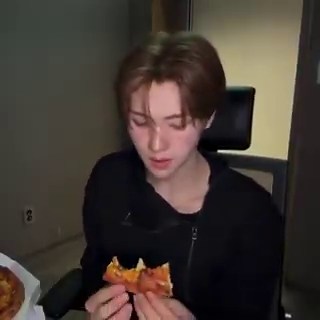 영재 라방에서 라면가게 이야기 하는데 아직 정식 출시는 안 됐지만 스토리가 엄청 재밌대투어슈의 라면가게 게임?이 아예 나오나봐 우왕