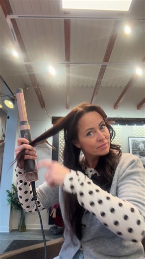 Leder du efter årets julegave-hit? 🎄 Hair styleren fra Gamma er en gamechanger ✨ Nem at bruge, hurtig styling og flot resultat – hver gang 🤍 Julens redning til både dig selv og én, du holder af 🎁📍 Tryggevældevej 1, Vanløse 📞 22951615 🌐 www.salon-retro.dk | Salon Retro